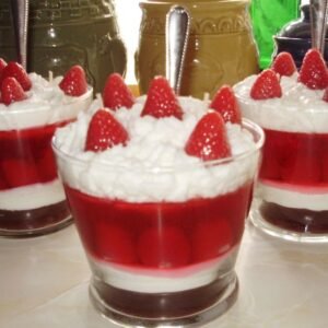 Copo de Gelatina com Natas e Morango